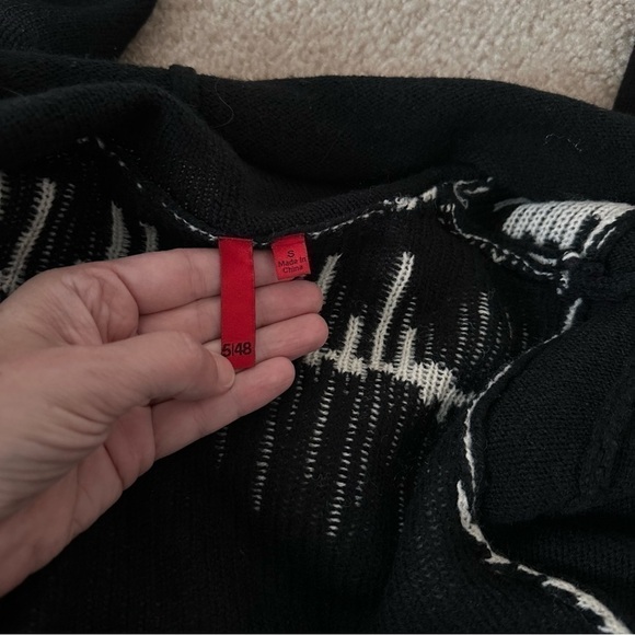 EUC Women’s 5/48 Black And White Sweater! - Picture 4 of 5